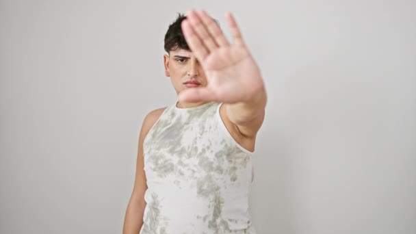 Przystojny Młodzieniec Koszulce Bez Rękawów Wykonujący Pewny Gest Odmowy Poważny — Wideo stockowe