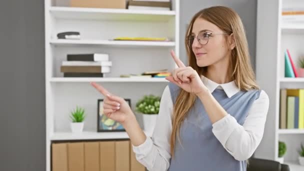 사무실에서 그녀의 엄지손가락으로 위쪽을 가리키는 측면을 기쁨을 표현하는 초상화 — 비디오
