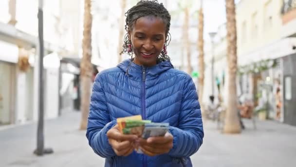 Lächelnde Afrikanerin Mit Euro Banknoten Auf Einer Dynamischen Stadtstraße — Stockvideo
