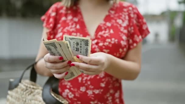 在日本现代城市经济的美丽建筑中 年轻女子忙于数着成堆的日圆钞票 陷入东京城市的喧嚣中 — 图库视频影像