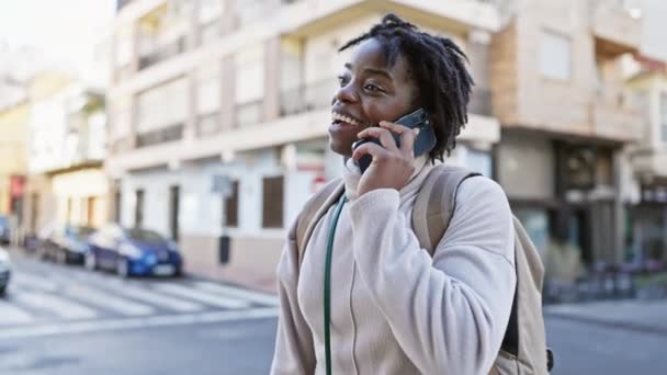Afričanky Americká Žena Dredy Mluvit Smartphone Při Chůzi Sluncem Zalité — Stock video