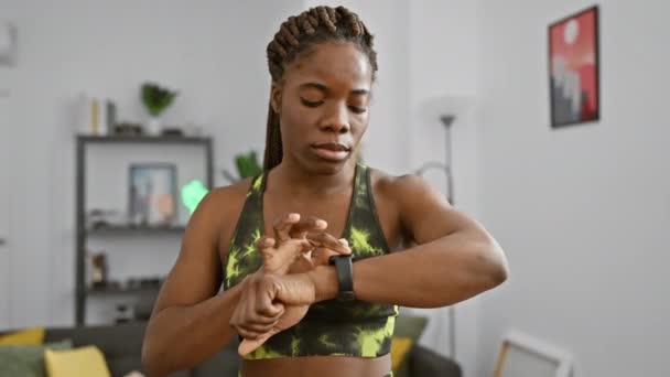 Afrikansk Kvinna Kontrollerar Fitness Tracker Modern Interiör Vardagsrum Utsöndrar Hälsa — Stockvideo