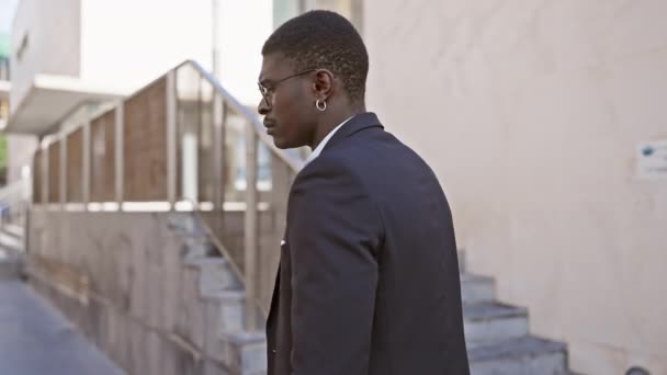 Hombre Negro Adulto Seguro Traje Negocios Pie Con Los Brazos — Vídeos de Stock