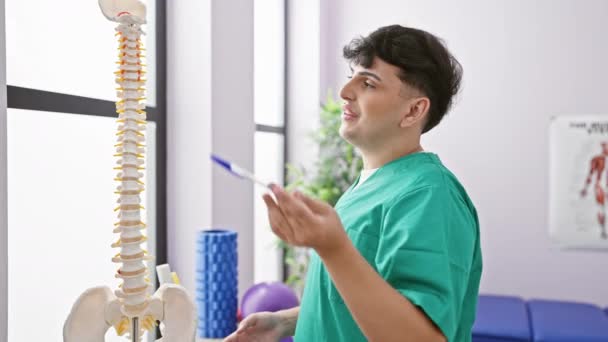 在医疗示范期间 诊所的男性治疗师对脊柱模型进行检查 — 图库视频影像