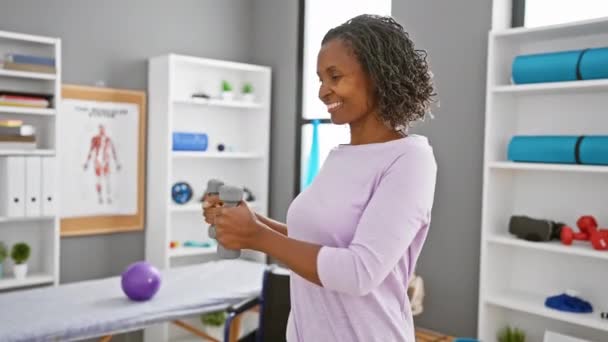 Gülümseyen Bir Afrikalı Amerikalı Kadın Sağlık Hizmetlerini Aktif Yaşam Tarzını — Stok video