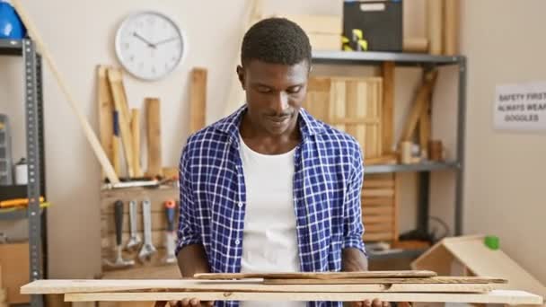 Homem Africano Focado Inspeciona Madeira Ambiente Oficina Carpintaria — Vídeo de Stock