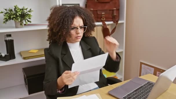 現代のオフィスの設定で文書を精査するカーリーヘアを中心としたヒスパニック系女性 プロフェッショナリズムを除く — ストック動画