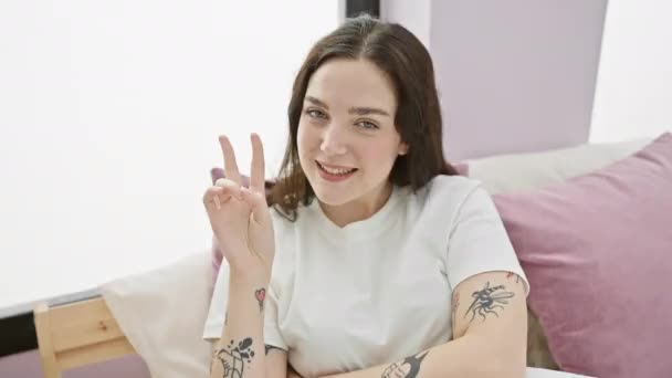 Vidám Fiatal Mutat Fel Két Ujjal Jelzőfény Ötlet Pizsamába Öltözött — Stock videók