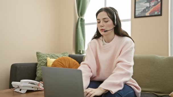 Kafkasyalı Genç Kadın Rahat Oturma Odasında Dizüstü Bilgisayar Kulaklık Kullanarak — Stok video