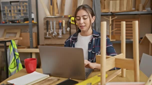 Hispánka Pracující Laptopu Truhlářské Dílně Obklopené Nářadím Dřevorubectvím — Stock video
