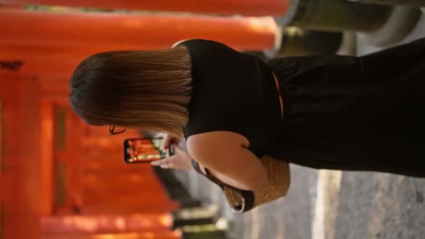 Linda Garota Hispânica Óculos Captura Maravilha Dos Portões Fushimi Torii — Vídeo de Stock