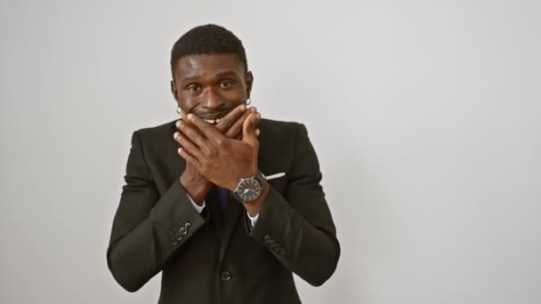 Homem Afro Americano Chocado Terno Cobrindo Boca Com Mão Contra — Vídeo de Stock