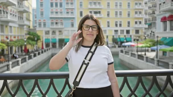 Una Mujer Sonriente Con Gafas Encuentra Puente Cuadrante Qanat Doha — Vídeo de stock