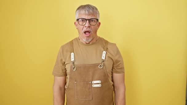 Skeptisk Gråhårig Man Medelålders Bär Glasögon Och Förkläde Gjutning Sarkastisk — Stockvideo