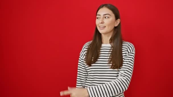 Vrolijke Jonge Spaanse Vrouw Mooi Glimlachend Wijzend Met Vinger Aan — Stockvideo