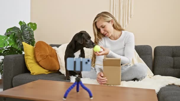 Eine Junge Blonde Frau Spielt Hause Mit Ihrem Schwarzen Hund — Stockvideo
