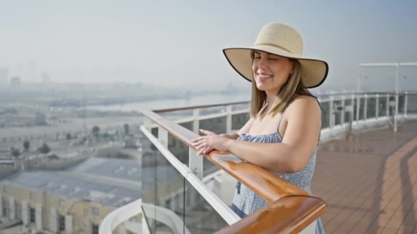 Een Glimlachende Vrouw Met Een Zonnehoed Ontspant Een Cruiseschip Met — Stockvideo