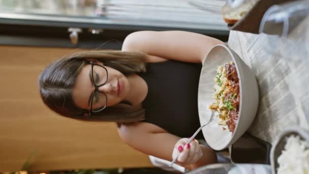 Kahve Dükkanında Pirinç Yiyen Spanyol Kadın Gözlük Gündelik Esmer Kapalı — Stok video