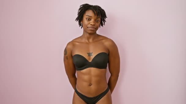 Serin Mutlu Genç Afrikalı Amerikalı Kadın Pembe Arka Planda Çamaşırı — Stok video