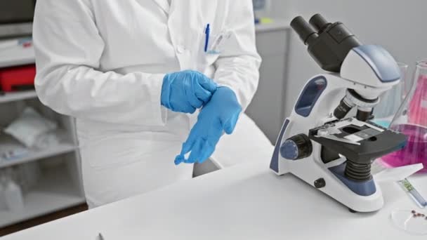 Naukowiec Noszący Rękawiczki Fartuch Laboratoryjny Przygotowuje Próbki Pobliżu Mikroskopu Laboratorium — Wideo stockowe