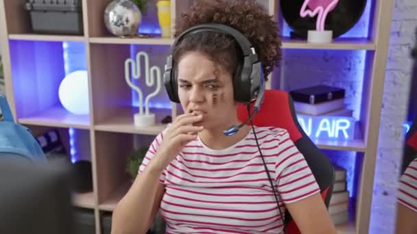 Femme Hispanique Nerveuse Avec Les Cheveux Bouclés Mordant Des Ongles — Video