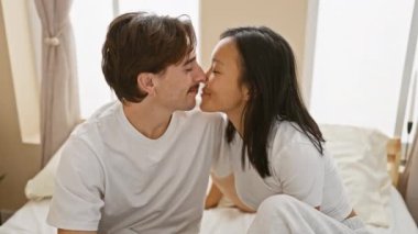 Sevecen, ırklar arası bir çift, sıcak bir yatak odasında sevgi, çeşitlilik ve yakınlık temalarını çağrıştıran sevgi dolu bir anı paylaşır..