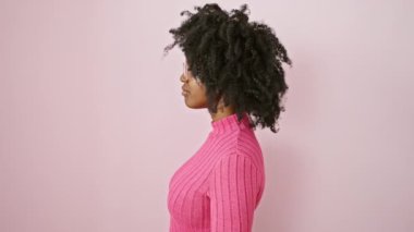 Gözlüklü güzel Afrikalı Amerikalı kadın, kendine güvenin yan görünüşü.