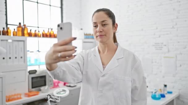 Młoda Kobieta Fartuchu Laboratoryjnym Używająca Smartfona Jasnym Otoczeniu Laboratoryjnym — Wideo stockowe