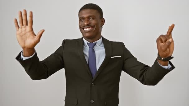 Lächelnder Glücklicher Afrikanisch Amerikanischer Mann Anzug Zeigt Sieben Finger Nach — Stockvideo