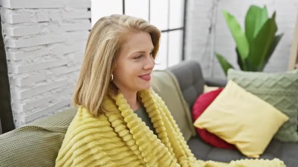 Lächelnde Kaukasische Frau Gelbem Schal Drinnen Auf Dem Sofa Die — Stockvideo