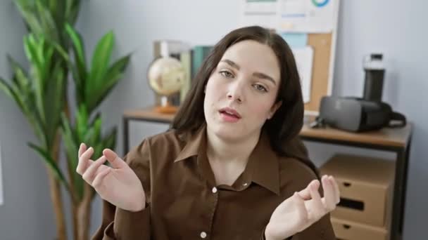 Zelfverzekerde Blanke Vrouw Bedrijfskleding Poserend Modern Kantoor — Stockvideo
