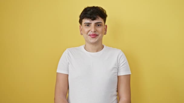 Ein Fröhlicher Junger Mann Einem Weißen Shirt Vor Gelbem Hintergrund — Stockvideo