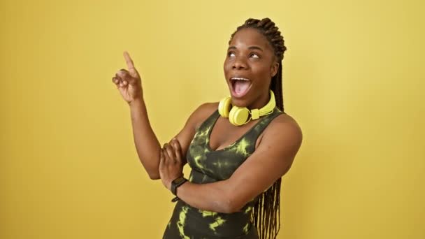 Χαμογελώντας Αφροαμερικανή Γυναίκα Αθλητικά Ρούχα Ευτυχώς Δείχνει Προς Την Πλευρά — Αρχείο Βίντεο