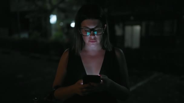Nocy Piękna Latynoska Kobieta Okularach Prowadzi Głęboką Rozmowę Przez Tekst — Wideo stockowe