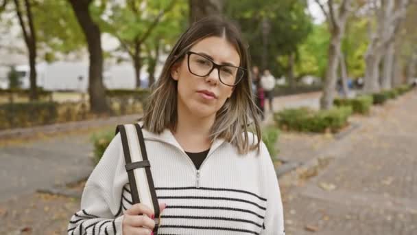 Een Stijlvolle Jonge Vrouw Met Bril Staat Zelfverzekerd Een Herfstpark — Stockvideo