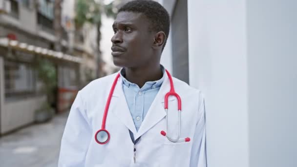 Médecin Masculin Confiant Avec Stéthoscope Debout Dans Une Rue Urbaine — Video