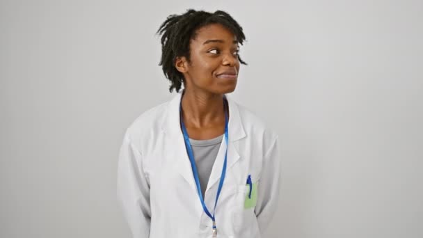 Cheerful Young Black Woman Dreadlocks Labcoat Lost Thought Confidently Smiling — Stock Video