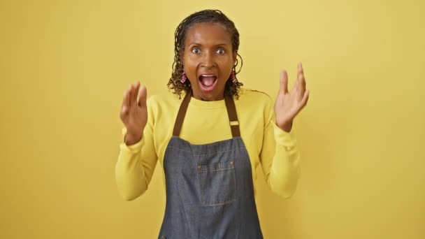 Chockad Och Förvånad Medelålders Afrikansk Amerikansk Kvinna Förkläde Ansikte Misstro — Stockvideo