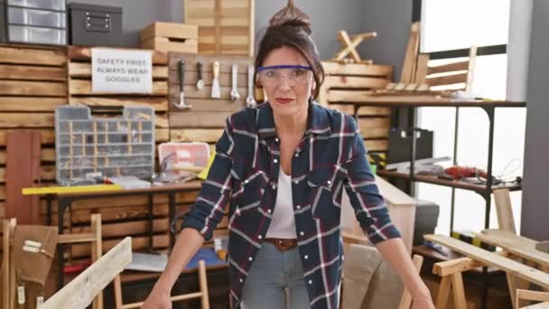 Mujer Segura Con Gafas Seguridad Levanta Brazos Cruzados Estudio Carpintería — Vídeos de Stock