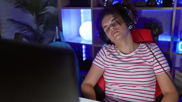Una Joven Hispana Con Pelo Rizado Usando Auricular Una Sala — Vídeos de Stock