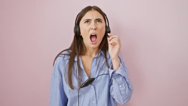 Zuřivá Mladá Hispánka Sluchátkách Vztekle Křičí Frustrovaná Křičí Růžové Izolované — Stock video