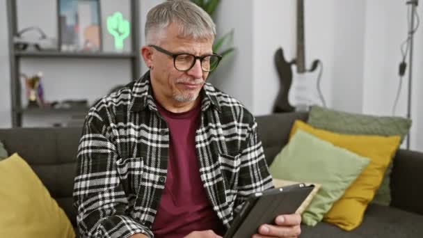 Homem Cabelos Grisalhos Envolve Com Tablet Uma Acolhedora Sala Estar — Vídeo de Stock
