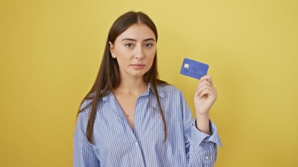 Mulher Hispânica Jovem Confiante Deliberar Sobre Movimentos Financeiros Cartão Crédito — Vídeo de Stock