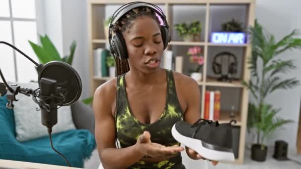 Örgü Örgülü Afrikalı Amerikalı Bir Kadın Radyo Stüdyosunda Podcastta Ayakkabılarını — Stok video