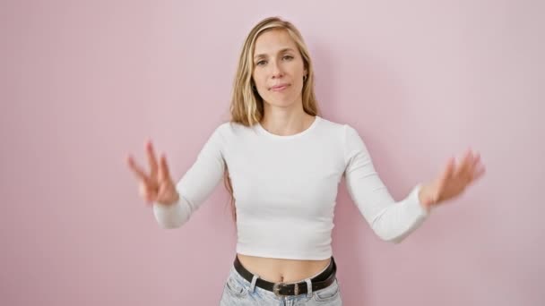 기쁨을 느끼고 자신감있는 금발의 여자가 손으로 위쪽을 기쁘게 지적하고 활기찬 — 비디오