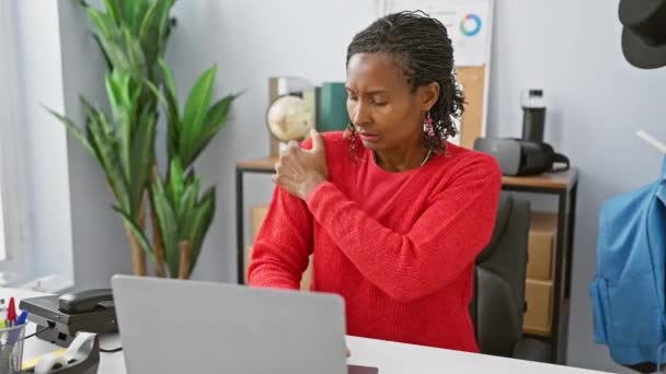 Una Mujer Africana Reflexiva Suéter Rojo Sentada Escritorio Oficina Usando — Vídeo de stock