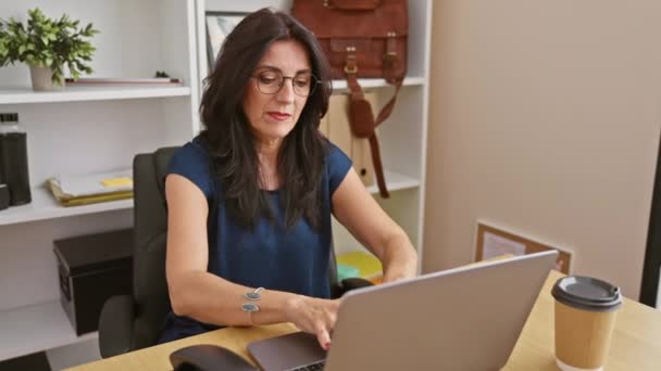 Mature Brunette Woman Feeling Neck Pain While Working Laptop Office — Stock Video