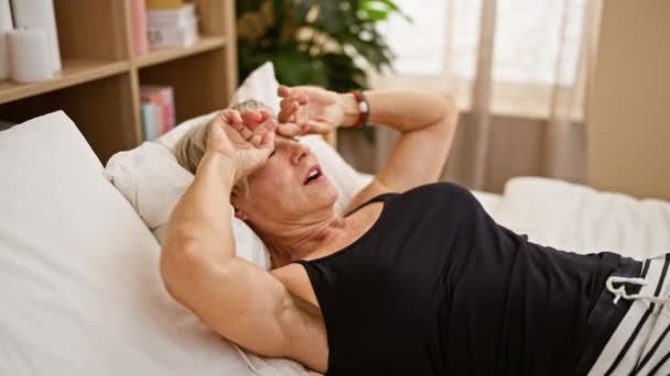 Una Mujer Madura Con Pelo Gris Estresada Mientras Descansa Cama — Vídeos de Stock