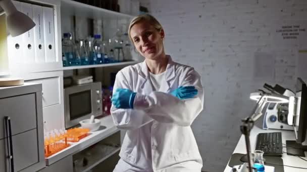 Uśmiechnięta Kobieta Naukowiec Skrzyżowanymi Ramionami Nowoczesnym Środowisku Laboratoryjnym — Wideo stockowe