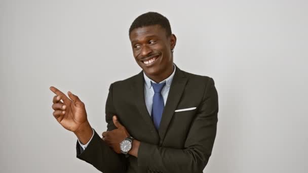Selbstbewusster Afrikanisch Amerikanischer Mann Anzug Steht Vor Einem Isolierten Weißen — Stockvideo
